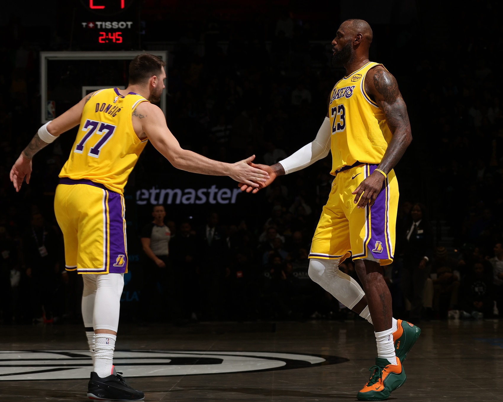 开云体育网址-这都能赢？湖人全队22失误&amp;詹姆斯8次东契奇5次 76人全队14次